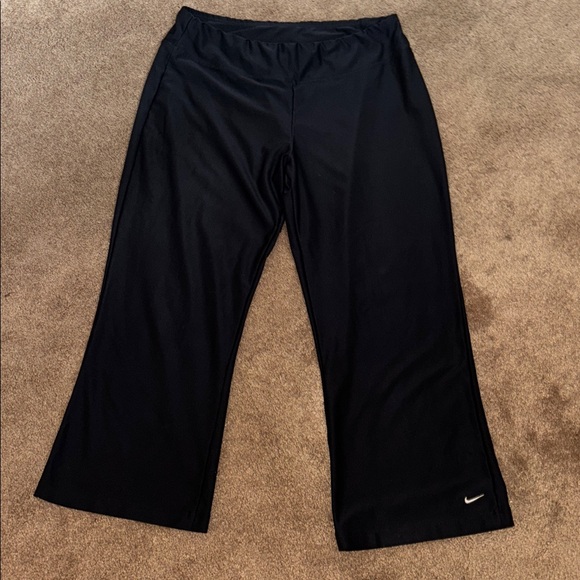 Nike Women’s Fit Dry Pull-on Black Capri Activewear Pants Size L - Picture 1 of 11